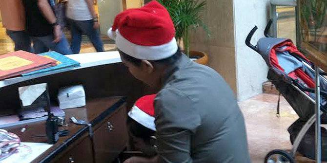 Seorang karyawan pakai topi sinterklas. foto: merdeka.com