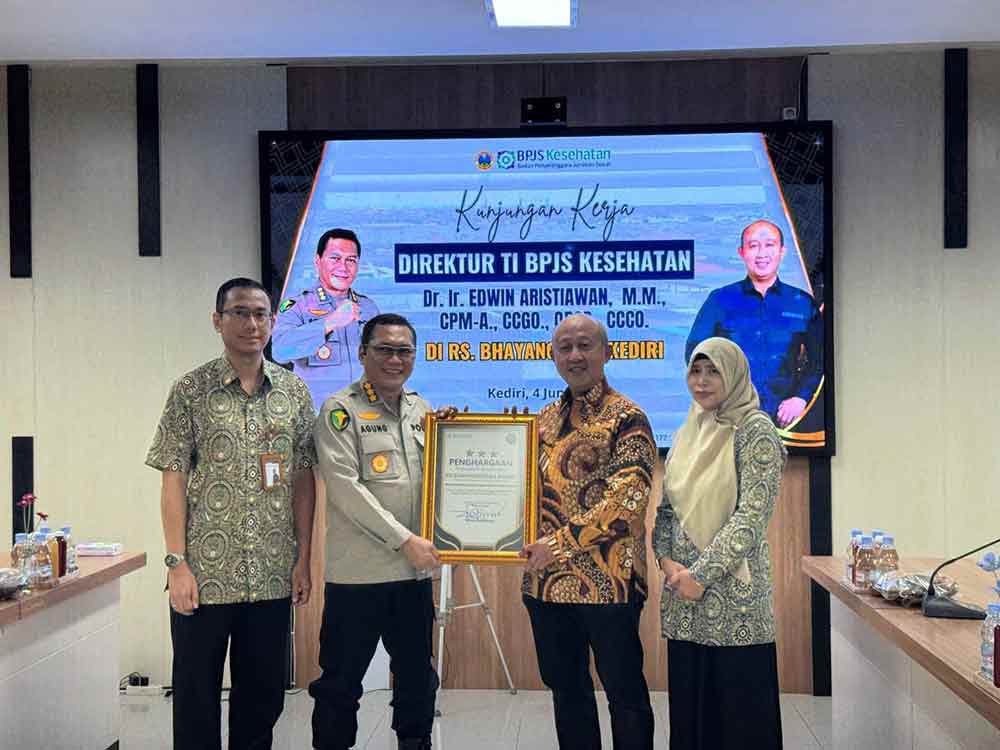 Direktur Teknologi Informasi BPJS Kesehatan, Edwin Aristiawan,saat menyerahkan pengharapan Kepala Rumah Sakit Bhayangkara, Kombespol drg. Agung Hadi Wijanarko. (Ist)