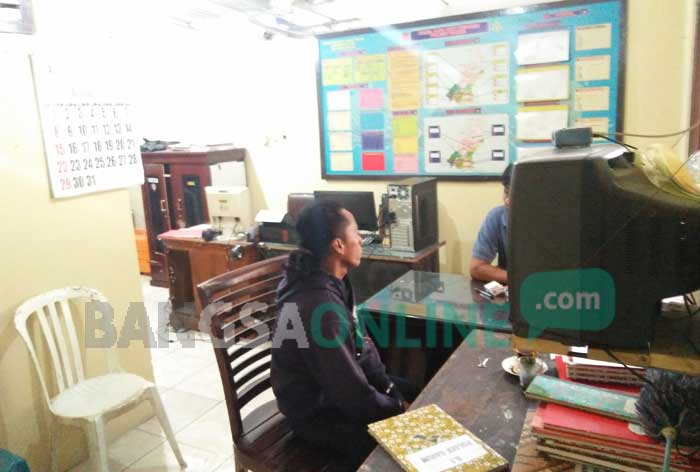 Alex, salah satu pelaku saat diamankan di Mapolsek Garum. foto: AKINA/ BANGSAONLINE