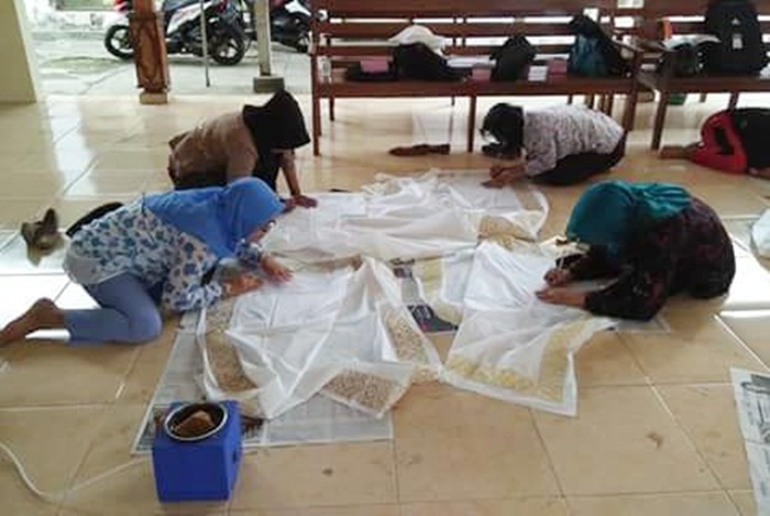 Ibu-ibu di Kelurahan Kalipuro, Banyuwangi saat mengikuti pelatihan membatik.