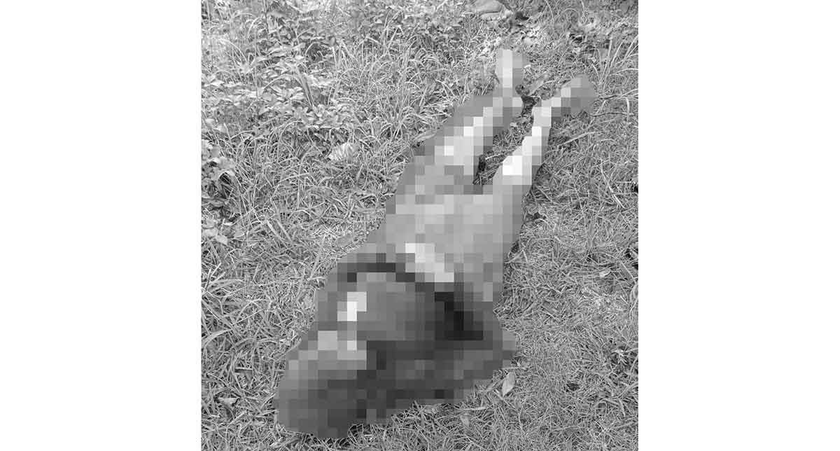 Jenazah lansia yang ditemukan di ladang kangkung, Kampung Klobungan, Desa Bilaporah, Kecamatan Socah, Bangkalan.