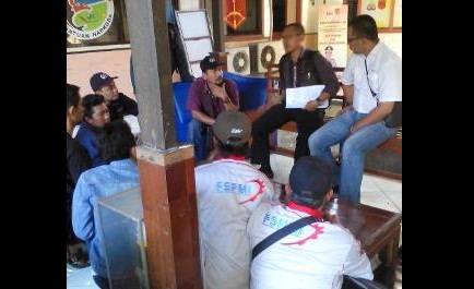 Para buruh ketika mendatangi Mapolres Gresik. (foto: syuhud/BANGSAONLINE)