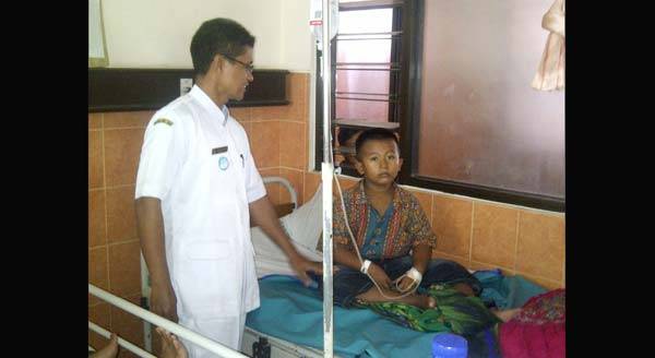 Pasian DBD saat dirawat di RSUD Nganjuk. foto: soewandito/ BANGSAONLINE