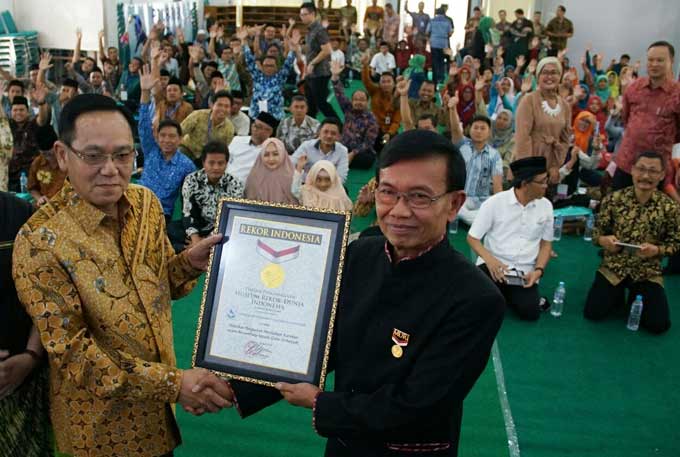 Penyerahan rekor Muri di lantai 3 gedung KH. M. Yusuf Hasyim pesantren Tebuireng Jombang.