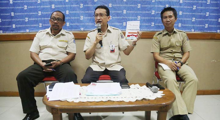 Kepala BPKPD Kota Surabaya Yusron Sumartono saat jumpa pers di kantor Humas Pemkot Surabaya, Senin (1/4). foto: YUDI ARIANTO/ BANGSAONLINE