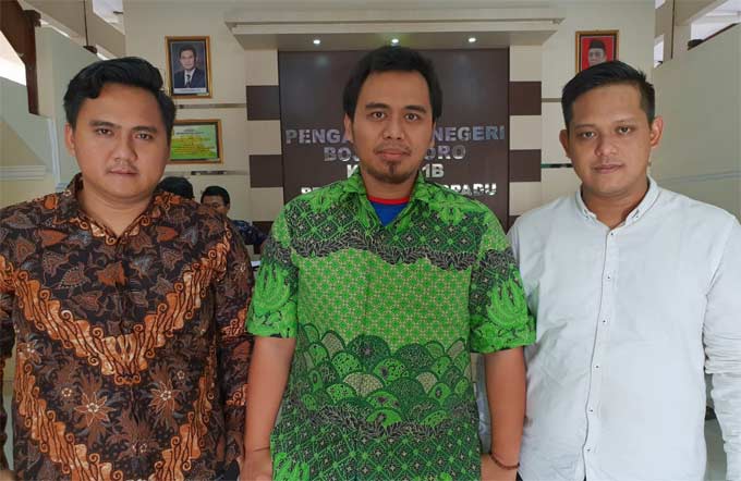 Pengacara dari Goodwell Law Office Surabaya usai sidang putusan di Pengadilan Negeri Bojonegoro.