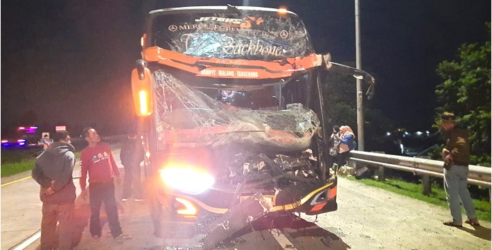 Kondisi bus yang mengalami kecelakaan di bahu jalan tol.