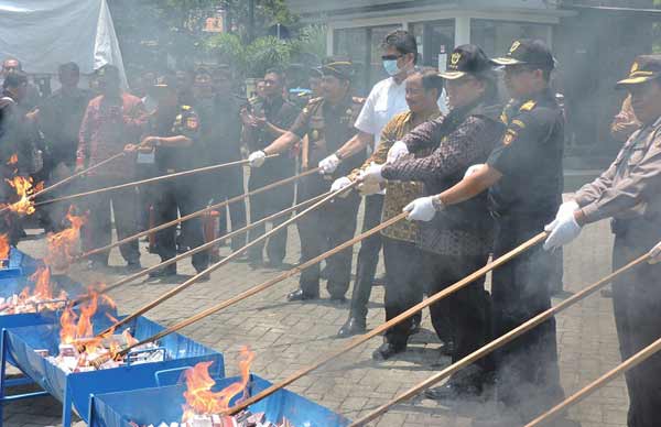 Menkeu Prof. Dr. Bambang Brojonegoro ketika membakar barang bukti di kanwil DJBC Jatim II, bersama Dirjen, Wali Kota Batu, dan pejabat lainnya. foto: iwan irawan/BANGSAONLINE