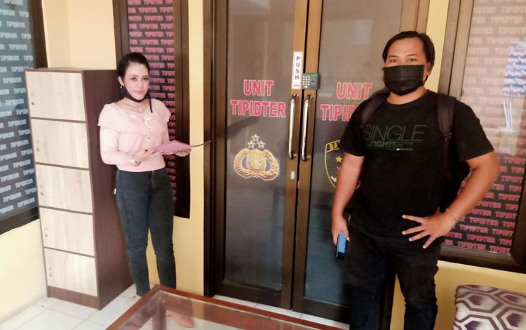 Korban saat melakukan pengaduan ke Tipidter Polres Jombang. foto: AAN AMRULLOH/ BANGSAONLINE
