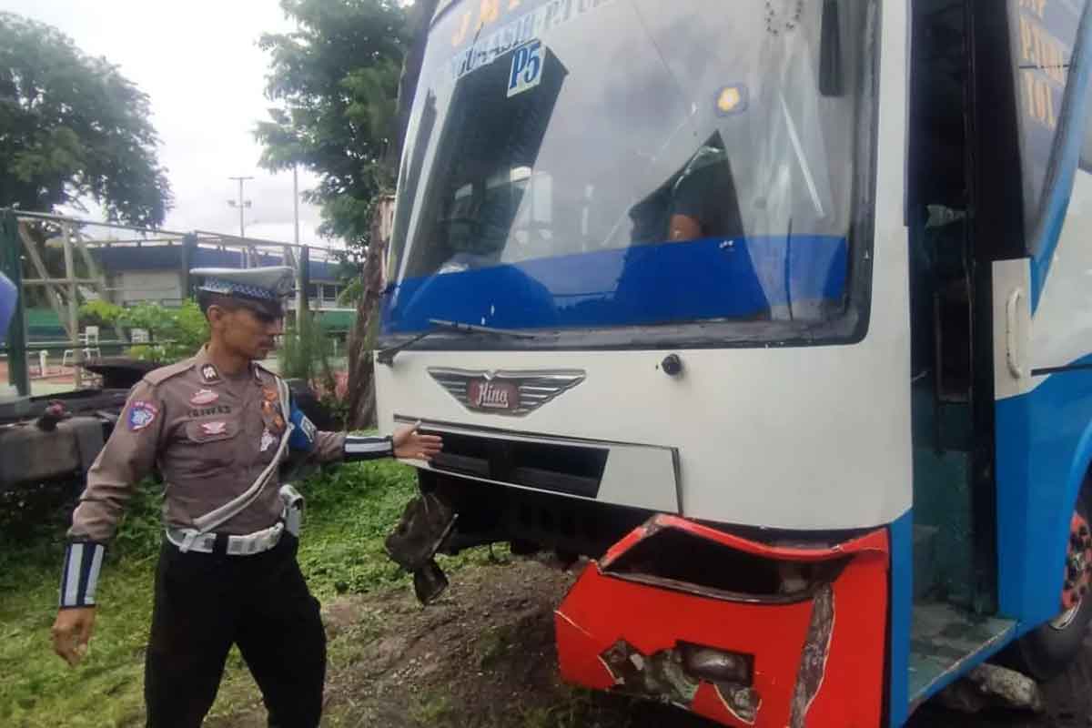Kondisi Bus antar kota yang alami kecelakaan di di KM 12/A Tol Gunungsari Surabaya, Rabu (29/1/2025).
