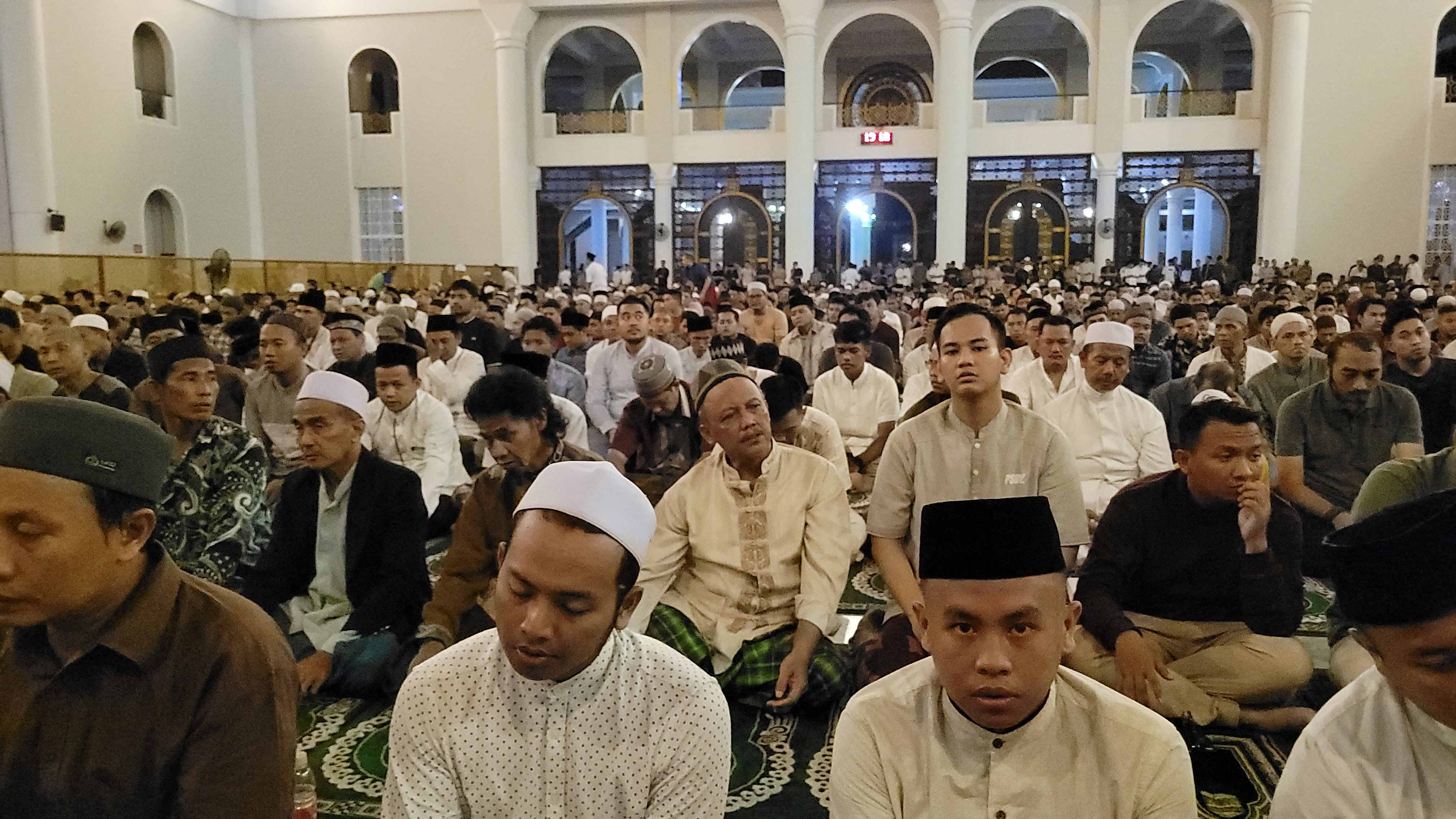 Jemaah tarawih pertama di Masjid Nasional Al-Akbar Surabaya, Senin (11/3/2024). Foto: M Mas