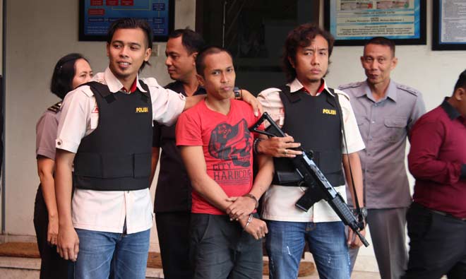 Hario Mintonugroho (baju merah), satu dari tiga napi yang kabur saat digelandang ke Mapolres Tulungagung.
