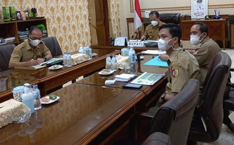 Bupati Jember Hendy Siswanto saat mengikuti rapat pembahasan potensi komoditas ekspor pertanian bersama Menteri Pertanian Dr. Syahrul Yasin Limpo, S.H., M.Si., M.H., secara daring di Pendopo Wahyawibawagraha Jember, Selasa (27/7/2021).