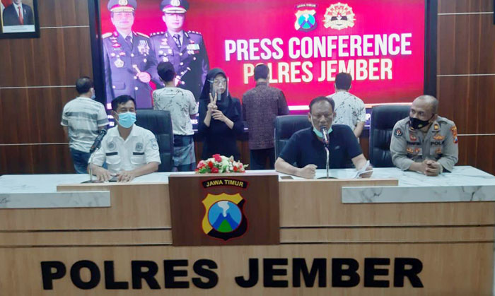 Kompol Kharisudin saat press conference di Mapolres Jember, Sabtu (12/6) pukul 17.30 WIB.