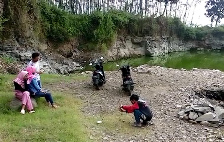 Bekas galian tambang batu yang kini jadi danau mendadak viral di kalangan pemuda Kalisat, Jember.