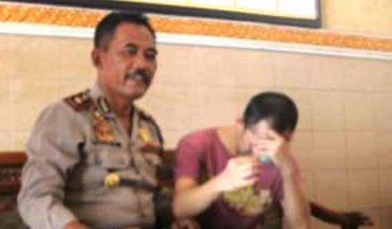 Ferik, tersangka pengguna pil ekstasi bersama petugas. foto: catur andy/ BANGSAONLINE