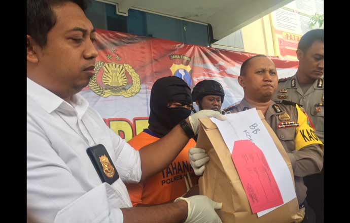 Kapolres Kediri AKBP Erick Hermawan bersama barang bukti dan juga pelaku saat menggelar jumpa pers. foto: ARIF K/ BANGSAONLINE