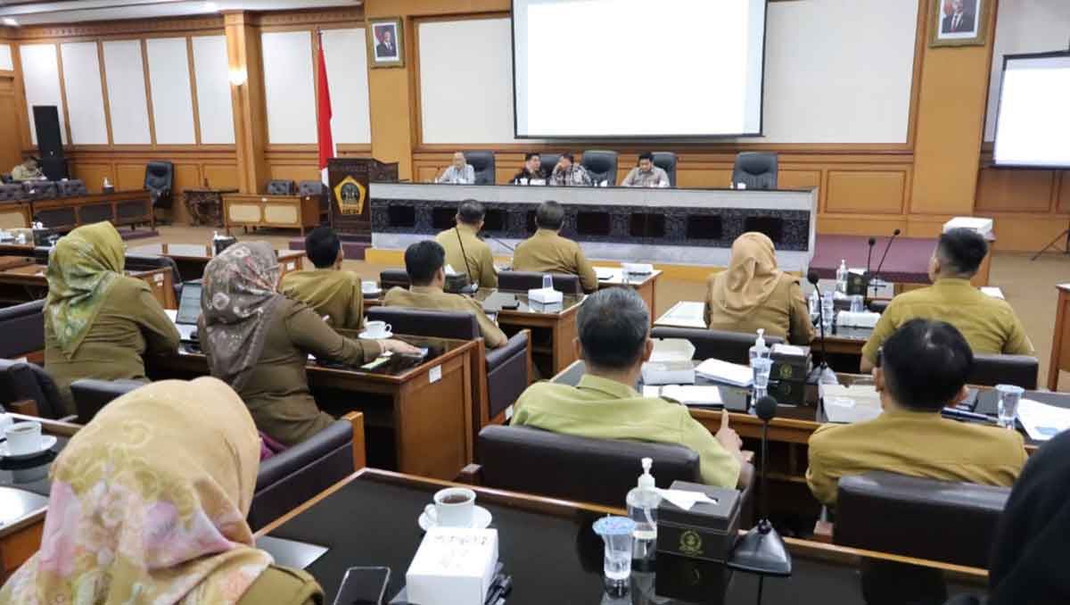 Timang DPRD Gresik dan TAPD saat membahas RAPBD-P 2025. Foto: Ist