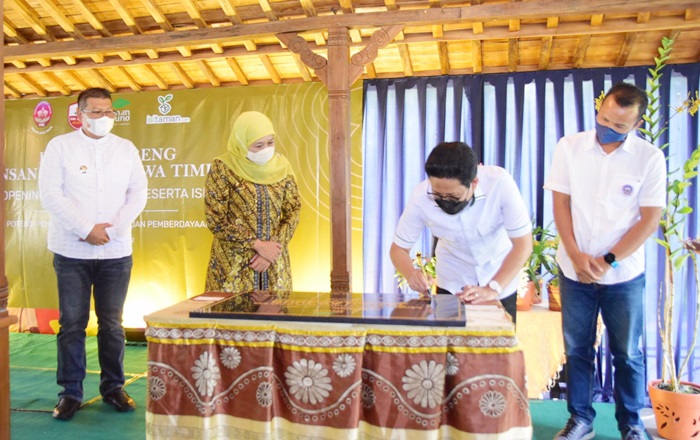 Guberur Khofifah saat menghadiri peresmian Taman Arjuno bersama Menteri Desa, Pembangunan Daerah Tertinggal dan Transmigrasi (PDTT) Dr. H. Abdul Halim Iskandar.