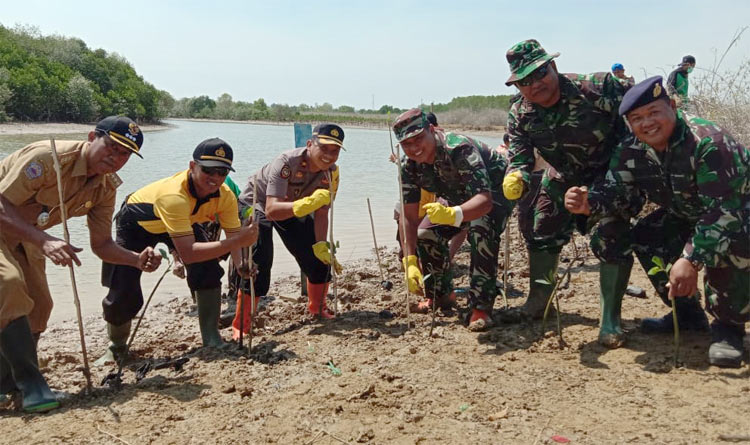 Danlanal Batuporon Letkol Laut (P) Teguh Wibowo (tiga dari kanan) beserta Kapolres Bangkalan AKBP Rama S. Putra (tiga dari kiri) saat menanam Pohon Magrove di Desa Tengket, Kec. Arosbaya.