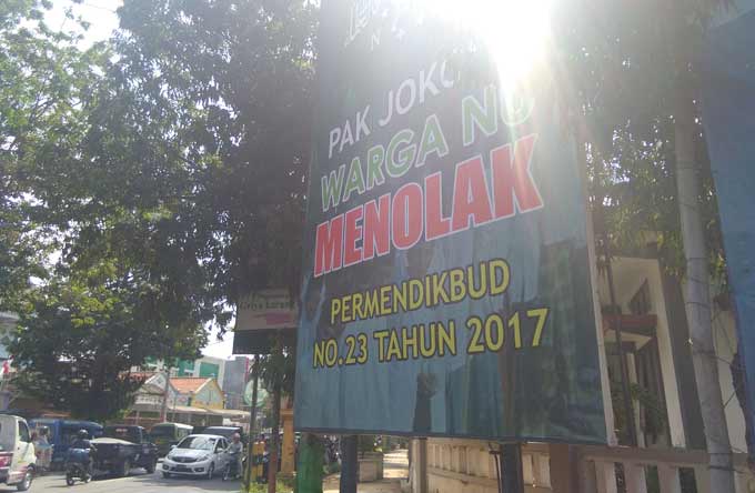 Baliho penolakan FDS di jalan pramuka Tuban. foto: SUWANDI/ BANGSAONLINE