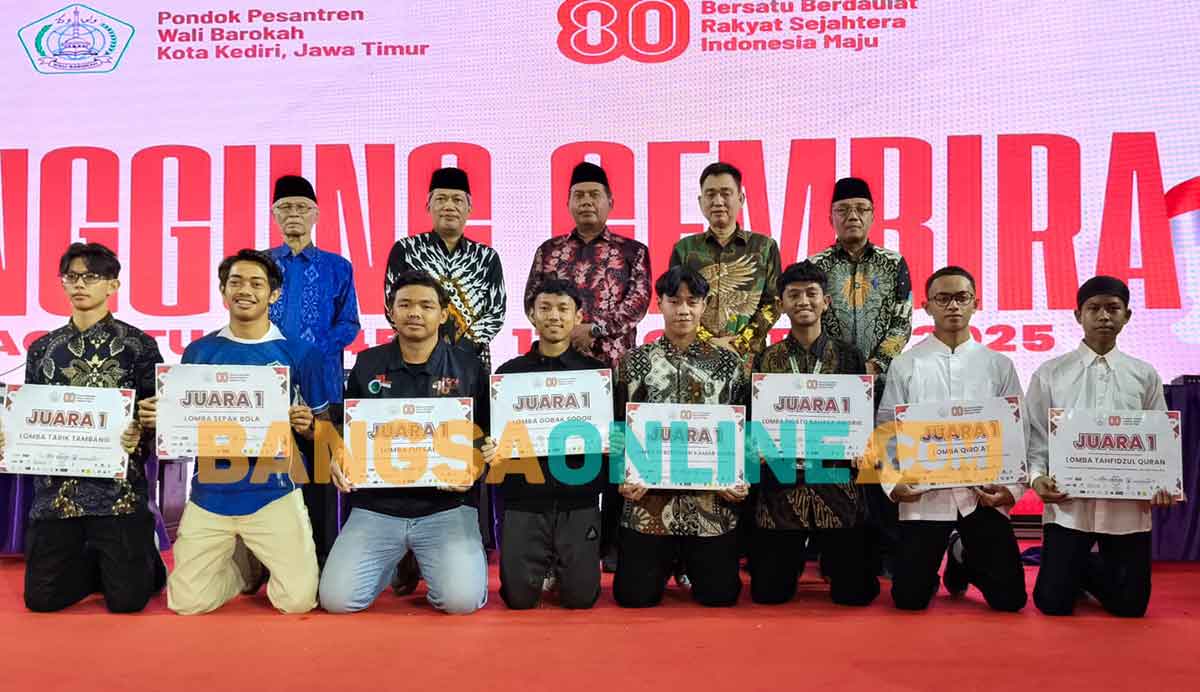 Ketua Ponpes Wali Barokah, KH. Sunarto; Ketua DPD LDII Kota Kediri, Agung Riyanto; Kepala Kantor Kemenag Kota Kediri, H. A Zamroni; Wakil Ketua DPRD Kota Kediri, Sudjono Teguh Widjaja; dan Kabag Kesra Pemkot Kediri, Ahmad Zainuddin, bersama para juara 1 beberapa lomba. Foto: MUJI HARJITA/BANGSAONLINE