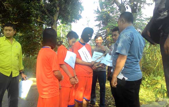 Danial Cs, saat merekonstruksi adegan-adegan saat dirinya membegal pasangan kekasih. foto: dendi martoni/BANGSAONLINE