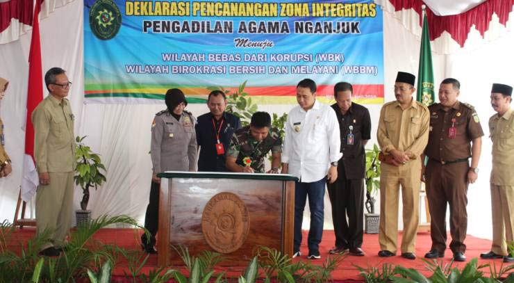 Penandatanganan Pakta Integritas Bebas Korupsi oleh Kepala Pengadilan Agama Nganjuk disaksikan oleh Forkopimda dan undangan.
