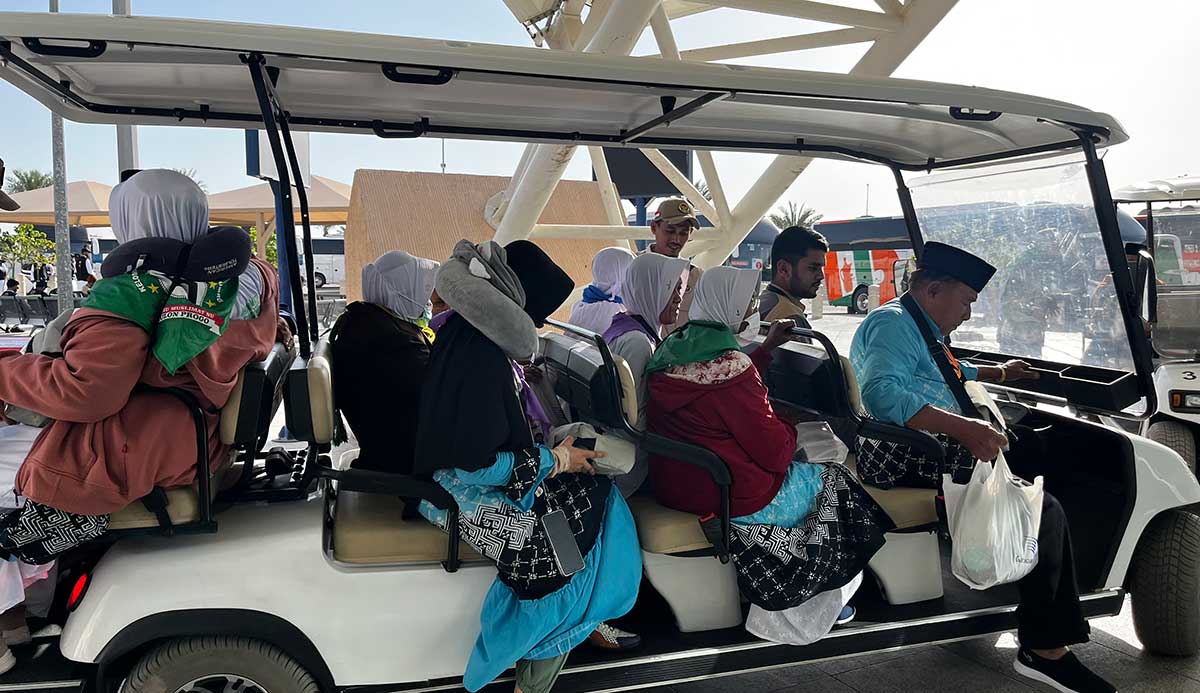 Jamaah Haji Indonesia Kloter Pertama Mendarat di Madinah