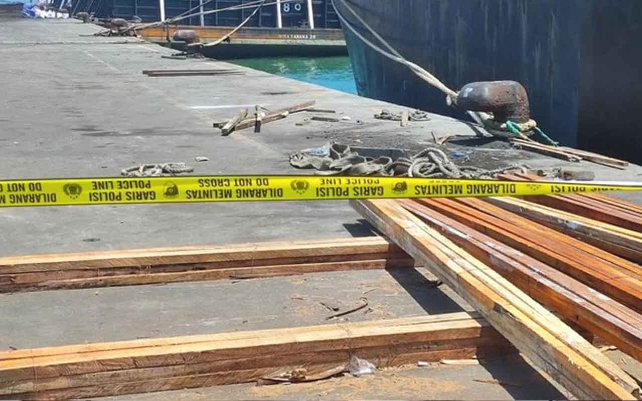 Lokasi kejadian sopir tertimpa muatan kayu saat bongkar muat di Pelabuhan DABN Kota Probolinggo. Foto: Istimewa
