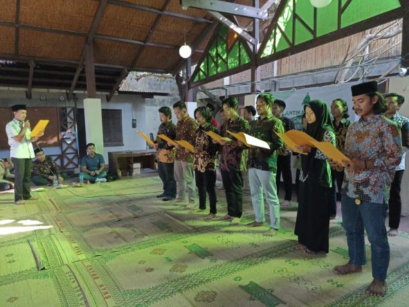 Para pengurus Himasakti saat dilantik oleh Ferdy Azmal Fakhrani, Warga Himasakti. Foto: BANGSAONLINE.com