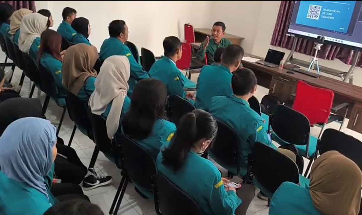 Mahasiswa FH Uniska saat mengikuti webinar.