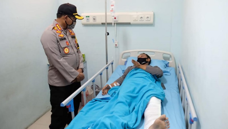 Kapolresta Sidoarjo Kombes Pol. Sumardji mengunjungi Bripka Romi di Rumah Sakit Bhayangkara Pusdik Sabhara Porong.