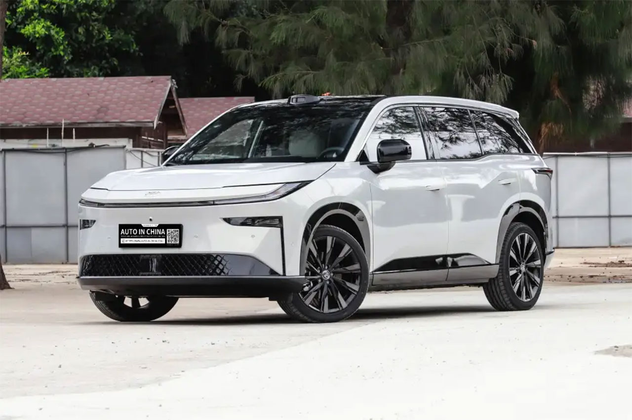 Mobil baru Toyota bZ3X yang diluncurkan dengan setir kanan