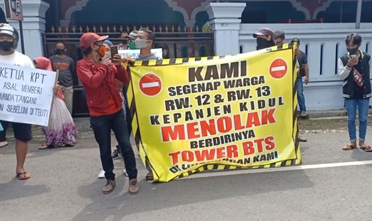 Aksi unjuk rasa warga Jalan Melati Gang 2 Kelurahan/Kecamatan Kepanjen Kidul, Kota Blitar, Jumat (20/11/2020). (foto: ist)