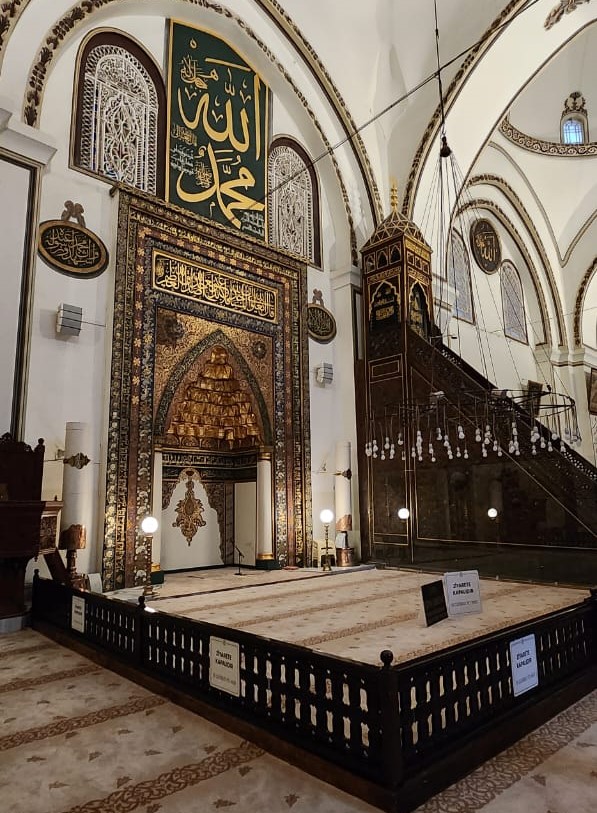 Mihrab dan mimbarnya sangat besar dan artistik. Foto: dok. pribadi
