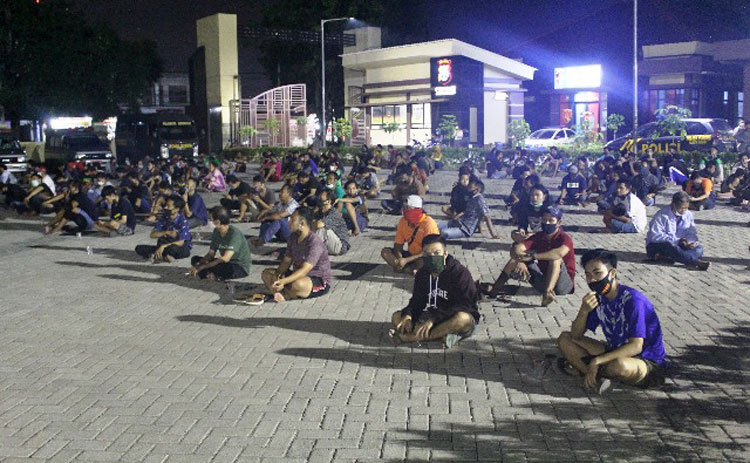 Terdapat 301 orang terjaring razia petugas gabungan yang asik nongkrong di warkop dan keluyuran di luar rumah.