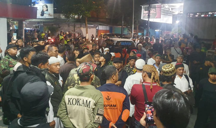Puluhan massa dari ormas gabungan mendatangi tempat karaoke Maxi Brillian yang kembali beroperasi, Sabtu (16/11) kemarin.