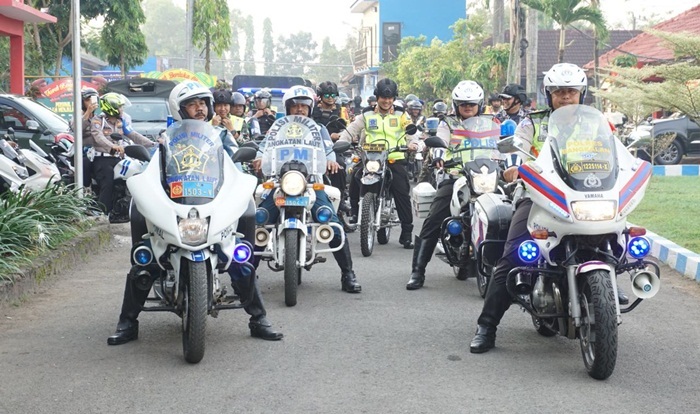 Tampak pasukan gabungan yang terdiri dari PM, Pomal dan Provost Polres Bangkalan berada di depan rombongan konvoi.