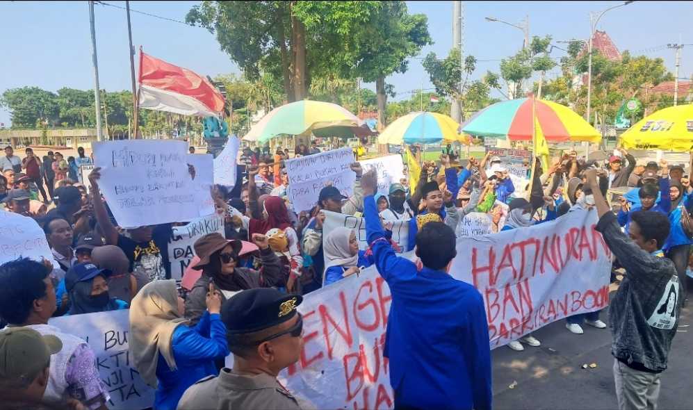 Massa mahasiswa dan PKL saat menggelar aksi di Kantor Pemkab Tuban