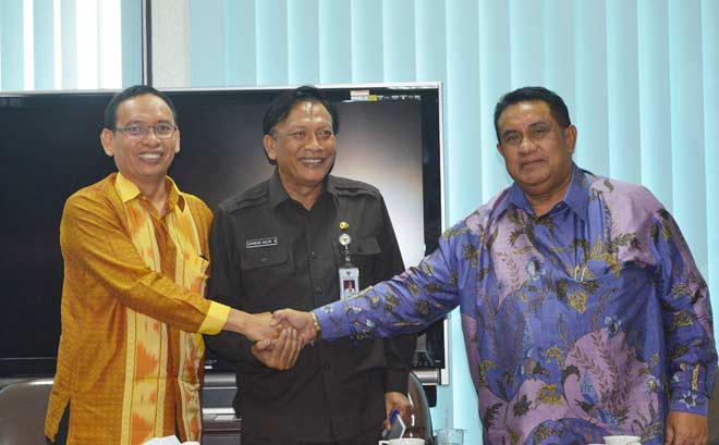 Rektor Unair, Prof. Moh. Nasih, SE., MT., Ak., CMA, Bupati Gresik Dr. Ir. H. Sambari Halim Radianto,S.T., M.Si., dan Chairman PT. Polowijo Gosari Group, A. Djauhar saat membahas pembangunan kampus Agro Techno park. foto: SYUHUD/ BANGSAONLINE