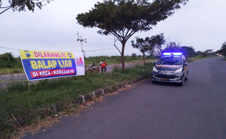 Salah satu spanduk imbauan yang dipasang Polresta Sidoarjo berisi larangan balap liar.