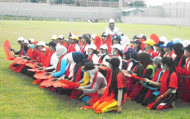Para penari saat melakukan sesi latihan koreografi.