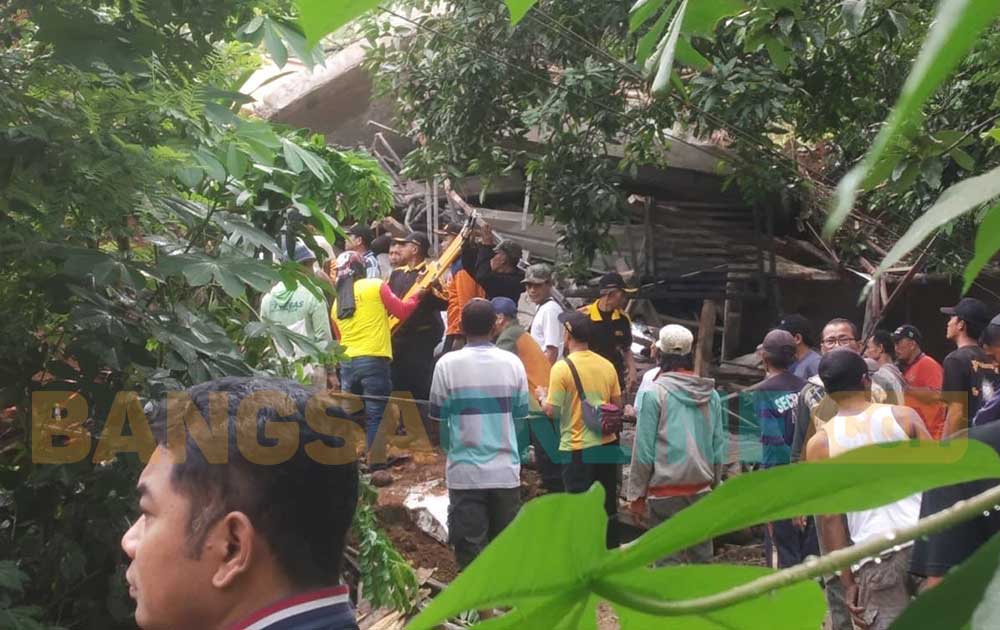 Warga bersama petugas BPBD saat berupaya mencari korban longsor di Wonosalam. Foto: AAN AMRULLOH/ BANGSAONLINE