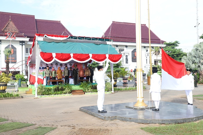 Dandim 0811 Tuban, Letkol Infanteri Nur Wicahyanto menjadi inspektur upacara dalam peringatan  Harkitnas Ke-110 di alun-alun, Senin (21/05).