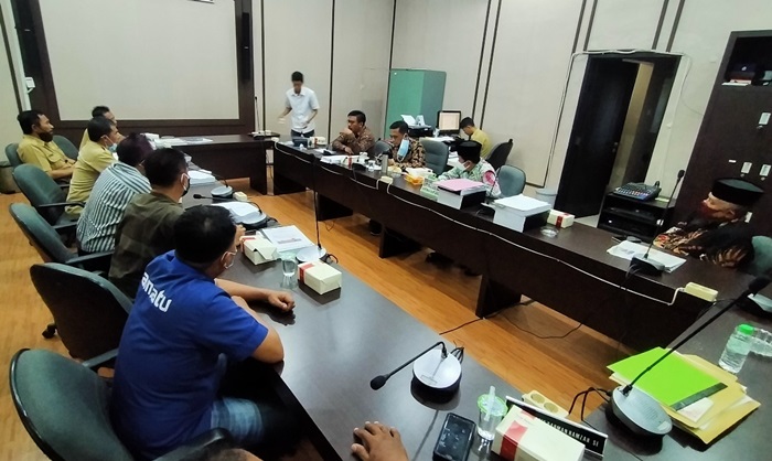 Rapat kerja Komisi IV DPRD dengan LKS Tripartit Pasuruan.