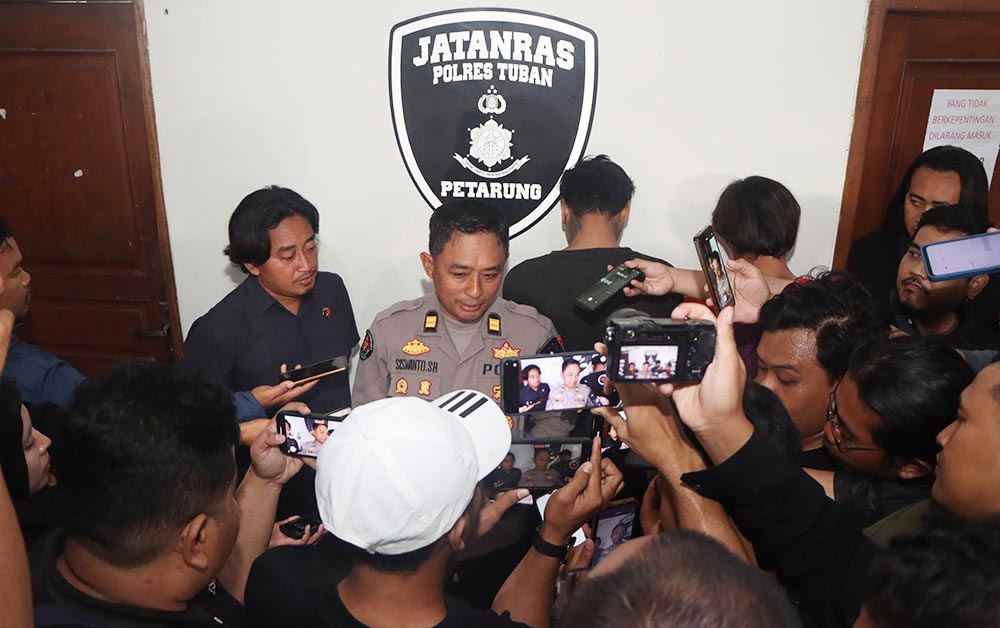 Kasihumas Polres Tuban, Iptu Siswanto, memberikan keterangan terkait penangkapan salah satu pelaku penganiayaan.