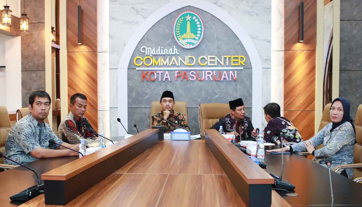 Wali Kota Pasuruan saat mengikuti zoom meeting bersama Sekretariat Negara terkait penyerahan bantuan berupa sapi untuk korban dari Presiden Prabowo menjelang Idul Adha 1446 H. 