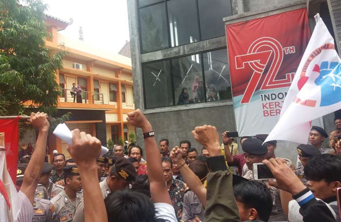 Aksi di kantor Dinas Pendidikan Kabupaten Pamekasan.