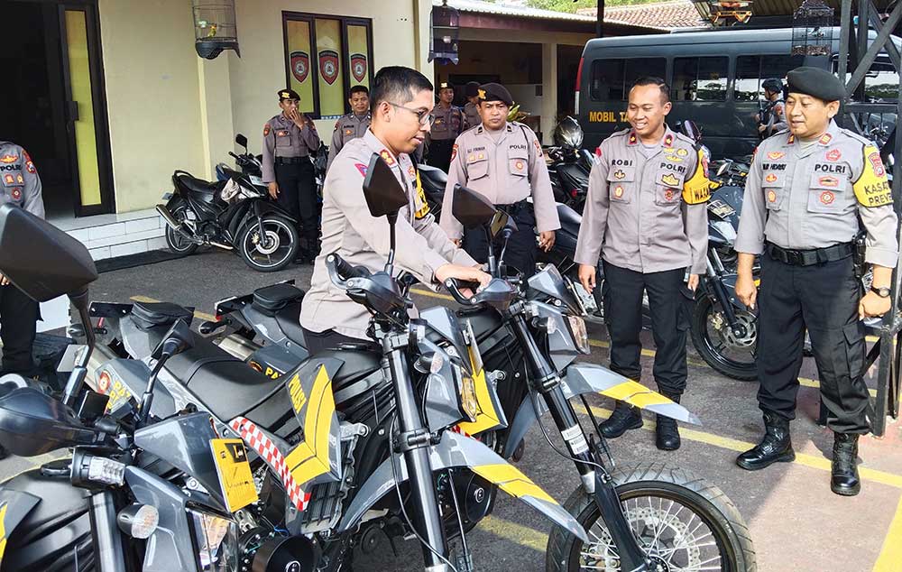 Kapolres Ngawi AKBP Dwi Sumrahadi Rakhmanto saat melakukan pengecekan bantuan lima motor untuk menunjang patroli.
